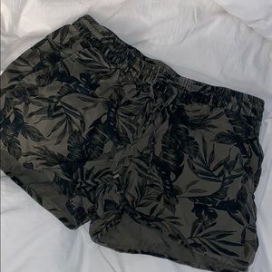 Women’s Leaf printed shorts